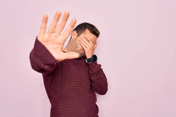 Jeune Homme Beau Aux Yeux Bleus Portant Pull Décontracté Debout — Photo