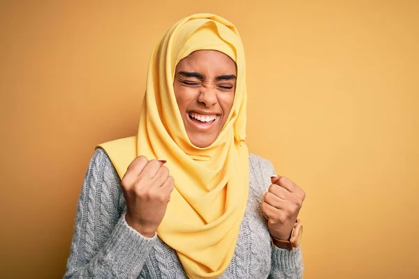 Joven Chica Afroamericana Hermosa Vistiendo Hiyab Musulmán Sobre Fondo Amarillo — Foto de Stock