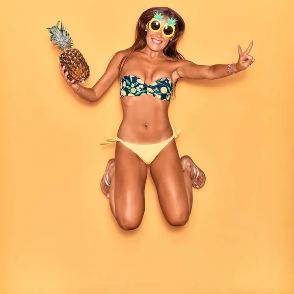 Junge Schöne Hispanische Frau Mit Bikini Und Lustiger Sonnenbrille Die — Stockfoto