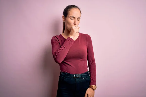 티셔츠를 아름다운 여성이 감기나 기관지염 증상으로 기침을 — 스톡 사진