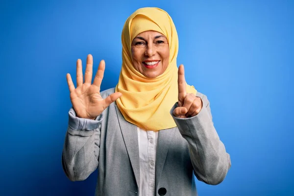 Brünette Geschäftsfrau Mittleren Alters Trägt Traditionellen Muslimischen Hijab Auf Blauem — Stockfoto
