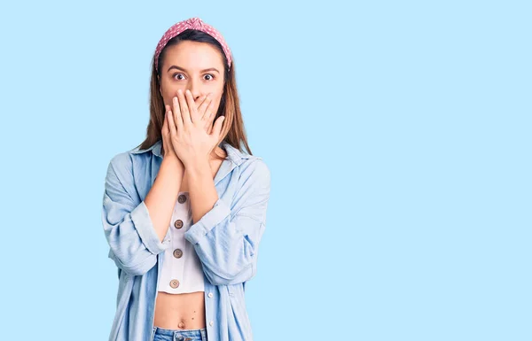 Joven Hermosa Chica Con Camisa Casual Diadema Impactada Cubriendo Boca — Foto de Stock