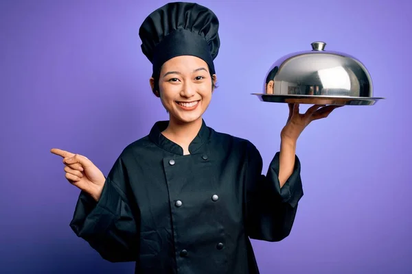 Jeune Belle Chef Chinoise Femme Portant Uniforme Cuisinière Chapeau Tenant — Photo