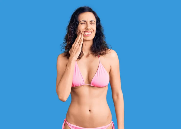 Ung Vacker Latinamerikansk Kvinna Som Bär Bikini Och Vidrör Munnen — Stockfoto