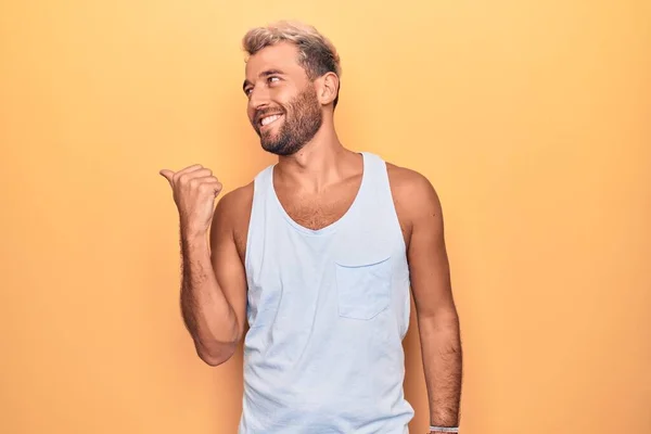 Junger Schöner Blonder Mann Lässigem Ärmellosen Shirt Über Isoliertem Gelben — Stockfoto