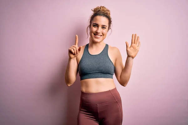 Joven Hermosa Deportista Rubia Haciendo Deporte Con Ropa Deportiva Sobre — Foto de Stock