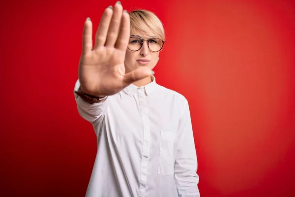 Joven Mujer Negocios Rubia Con Pelo Corto Con Gafas Sobre — Foto de Stock