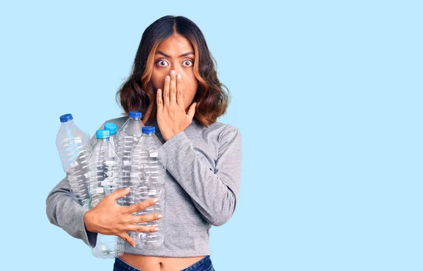 Junge Schöne Gemischte Rasse Frau Mit Recycling Plastikflaschen Die Mund — Stockfoto