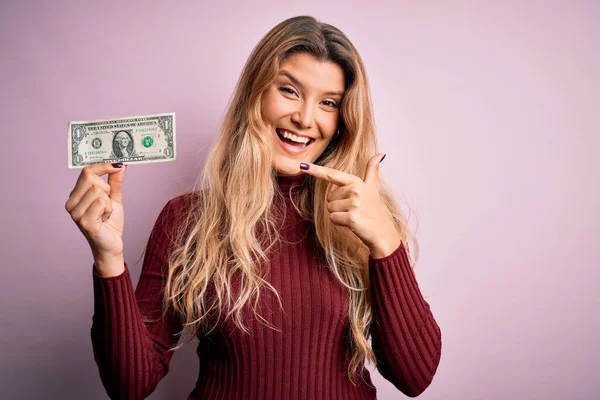 외로운 지폐를 아름다운 금발의 여자는 손가락으로 행복하게 가리키고 — 스톡 사진