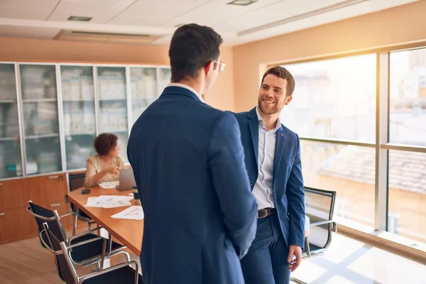 Mitarbeiter Von Wirtschaftsanwälten Treffen Sich Der Kanzlei Professionelle Führungskräfte Arbeiten — Stockfoto