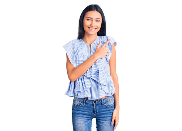 Junge Schöne Lateinische Mädchen Lässiger Kleidung Fröhlich Mit Einem Lächeln — Stockfoto