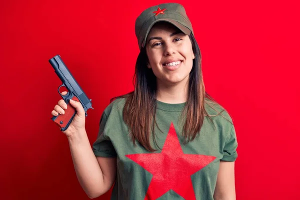 Молодая Красивая Брюнетка Футболке Коммунистическим Символом Красной Звезды Пистолетом Руках — стоковое фото