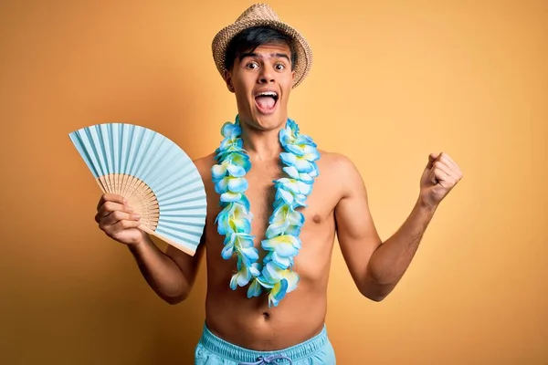 Ung Turist Man Semester Bär Badkläder Och Hawaiian Lei Blommor — Stockfoto
