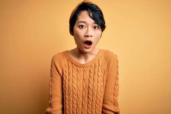 캐주얼 스웨터 아름다운 아시아 소녀는 놀라고 두려움과 얼굴에 충격을 받았다 — 스톡 사진