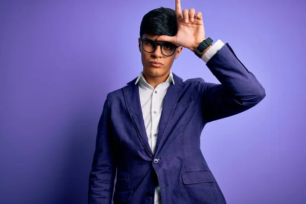 Joven Hombre Negocios Guapo Usando Chaqueta Gafas Sobre Fondo Púrpura — Foto de Stock