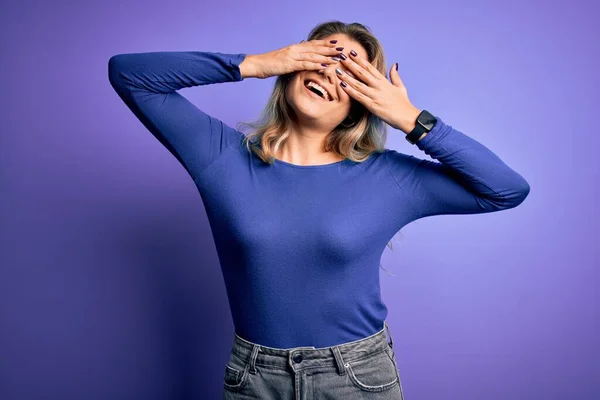 Jonge Mooie Blonde Vrouw Draagt Casual Shirt Geïsoleerde Paarse Achtergrond — Stockfoto