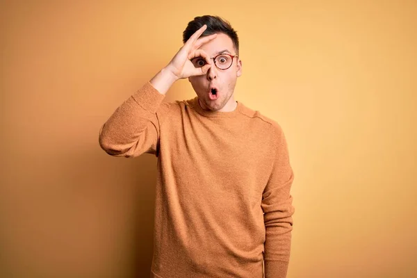 Joven Hombre Caucásico Guapo Con Gafas Suéter Invierno Casual Sobre —  Fotos de Stock