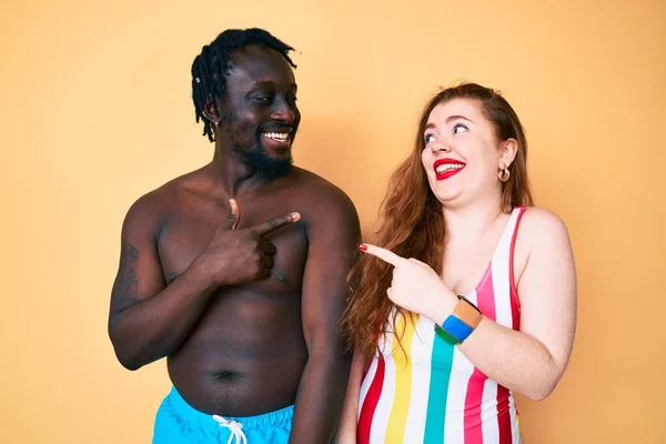 Casal Inter Racial Vestindo Roupa Banho Alegre Com Sorriso Rosto — Fotografia de Stock