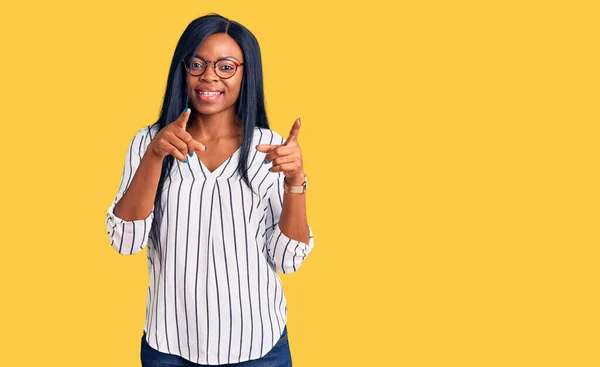 Молодая Африканская Американка Повседневной Одежде Очках Указывает Пальцем Камеру Счастливым — стоковое фото