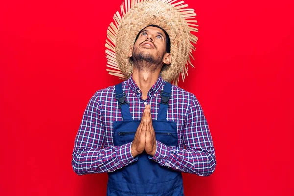 Çiftçi Şapkası Önlüğü Takan Genç Latin Adam Umutla Ele Yalvarıyor — Stok fotoğraf