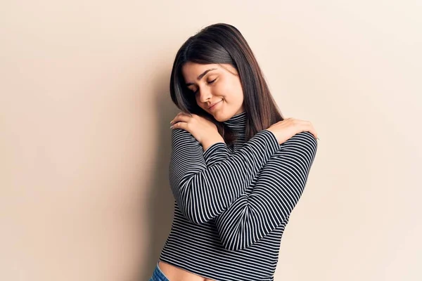 Menina Bonita Nova Vestindo Casual Listrado Shirt Abraçando Feliz Positivo — Fotografia de Stock