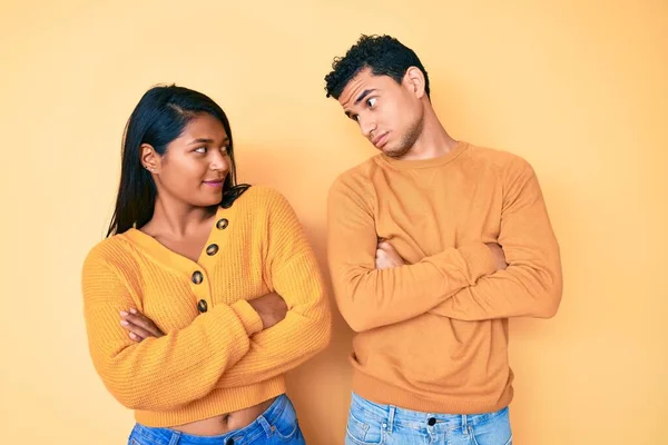 Mooi Latijn Jong Paar Dat Casual Kleding Draagt Samen Kijkend — Stockfoto