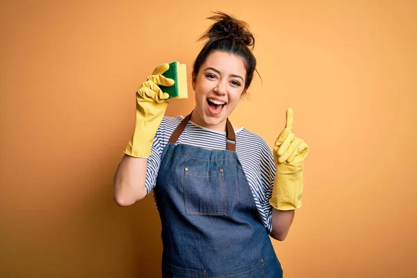 Mladá Brunetka Uklízečka Žena Domácích Rukavicích Drží Scourer Drhnutí Překvapen — Stock fotografie