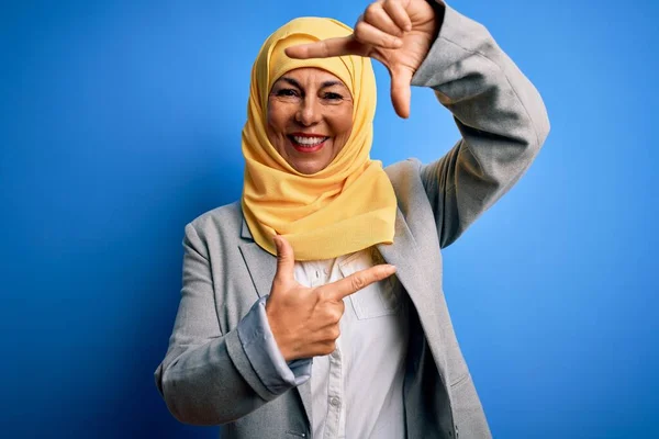 Brünette Geschäftsfrau Mittleren Alters Die Einen Traditionellen Muslimischen Hijab Über — Stockfoto