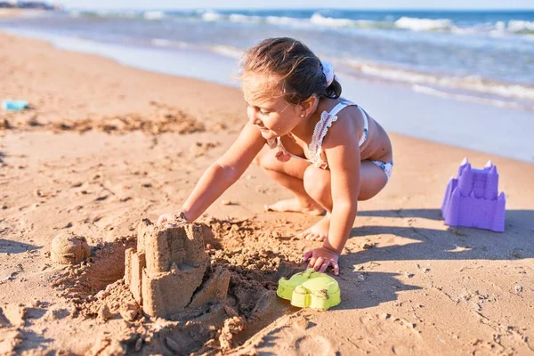 Adorable Niño Rubio Con Bikini Construyendo Castillo Arena Usando Cubo — Foto de Stock