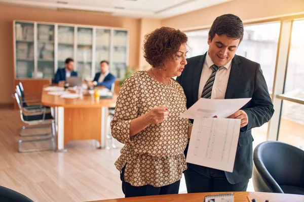 Abogados Negocios Trabajadores Reunidos Oficina Del Bufete Socios Ejecutivos Profesionales — Foto de Stock