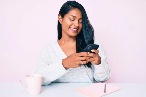 Mooie Latijnse Jonge Vrouw Met Lang Haar Met Behulp Van — Stockfoto