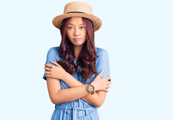 Junge Schöne Chinesische Mädchen Mit Sommermütze Zittert Und Friert Vor — Stockfoto