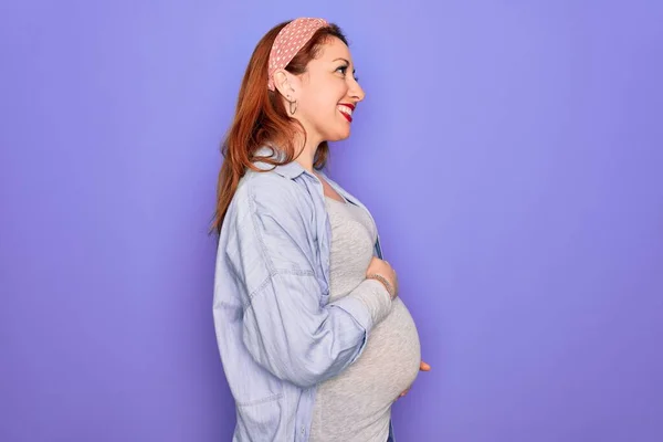 Jovem Mulher Grávida Ruiva Bonita Esperando Bebê Sobre Fundo Roxo — Fotografia de Stock