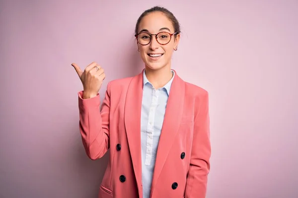 Jovem Mulher Negócios Bonita Vestindo Jaqueta Óculos Sobre Fundo Rosa — Fotografia de Stock