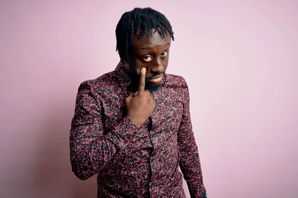 Joven Hombre Afroamericano Guapo Usando Camisa Casual Pie Sobre Fondo —  Fotos de Stock