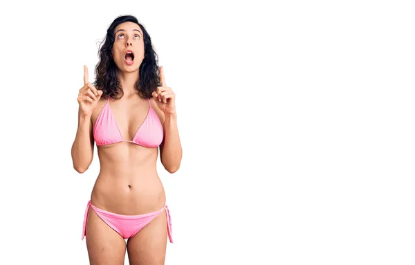Jeune Belle Femme Hispanique Portant Bikini Étonné Surpris Regardant Vers — Photo