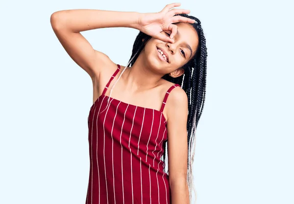 Cute Afroamerykanka Dziewczyna Noszenie Ubrań Casual Uśmiechając Szczęśliwy Robi Znak — Zdjęcie stockowe