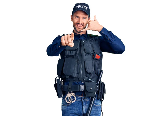 Giovane Bell Uomo Uniforme Poliziotto Che Sorride Parlando Telefono Indicando — Foto Stock