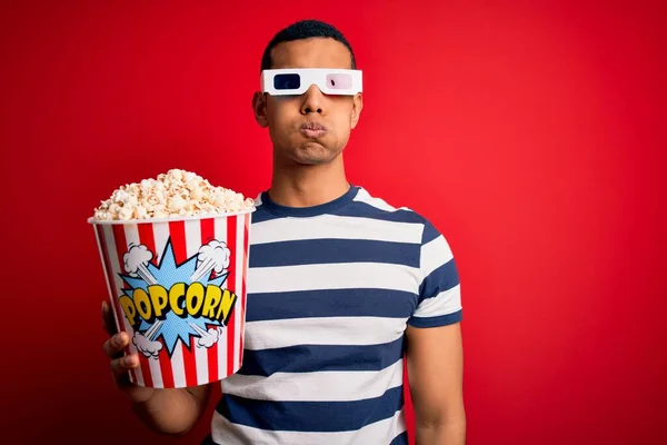 Mladý Pohledný Africký Američan Který Dívá Film Brýlemi Popcorny Legračním — Stock fotografie