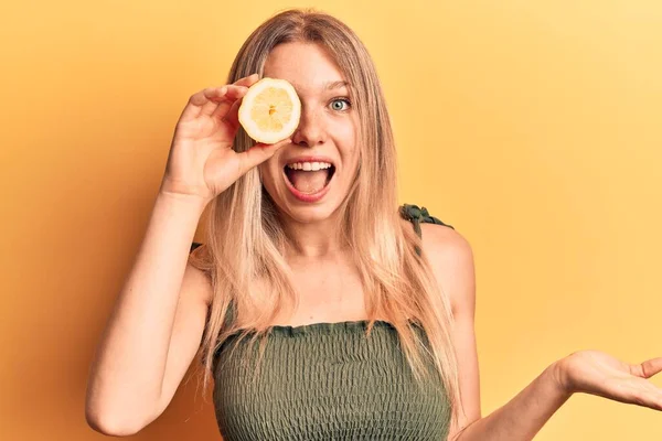 Молода Блондинка Тримає Лимон Святкуючи Досягнення Щасливою Посмішкою Виразом Переможця — стокове фото