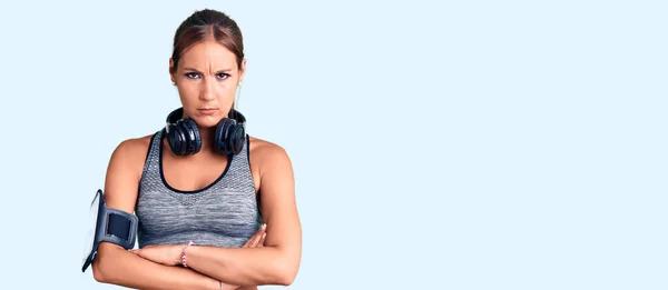 Ung Vacker Latinamerikansk Kvinna Bär Gym Kläder Och Använder Hörlurar — Stockfoto