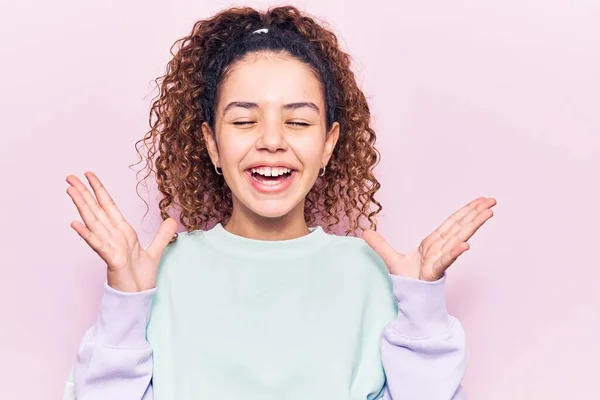 Mooi Kind Meisje Met Krullend Haar Dragen Casual Kleding Vieren — Stockfoto