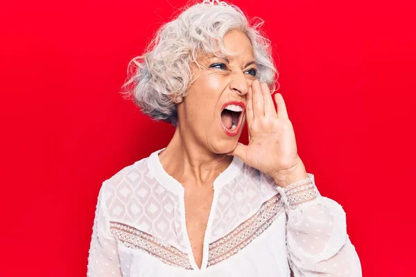 Mujer Mayor Cabello Gris Con Ropa Casual Gritando Gritando Fuerte — Foto de Stock