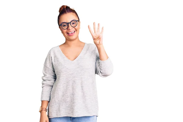 Młoda Latynoska Kobieta Luźnych Ubraniach Pokazuje Wskazuje Palcami Numer Cztery — Zdjęcie stockowe