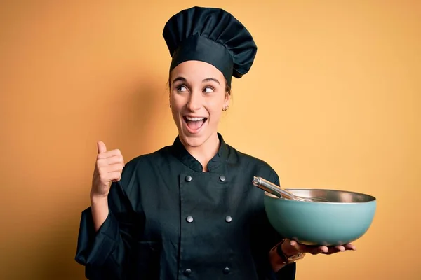 Joven Mujer Hermosa Chef Con Uniforme Cocina Sombrero Sosteniendo Tazón — Foto de Stock