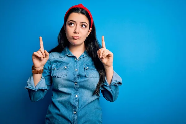 Mujer Morena Joven Con Camisa Vaquera Casual Sobre Fondo Azul —  Fotos de Stock