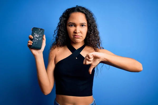 Jonge Mooie Vrouw Met Krullend Haar Met Gebroken Smartphone Tonen — Stockfoto