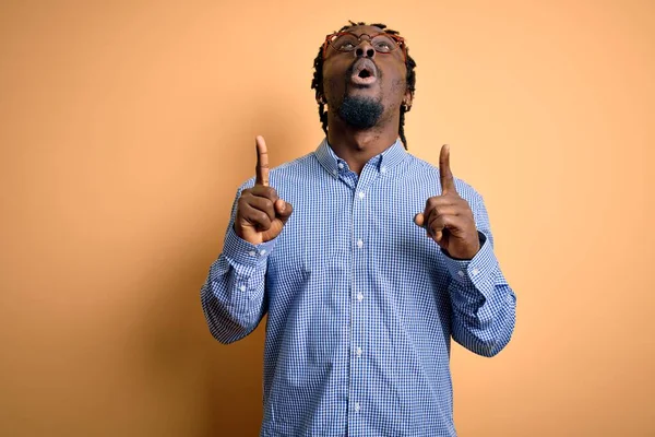 Jovem Homem Afro Americano Bonito Vestindo Camisa Óculos Sobre Fundo — Fotografia de Stock