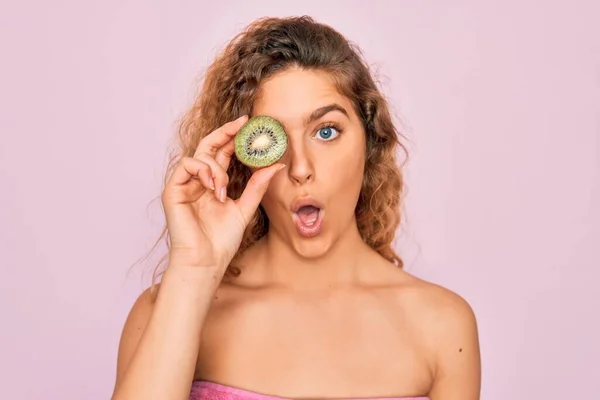 Hermosa Mujer Con Ojos Azules Usando Ducha Toallas Después Del — Foto de Stock