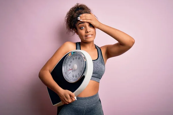 Jovem Menina Desportiva Afro Americana Segurando Máquina Pesagem Sobre Fundo — Fotografia de Stock